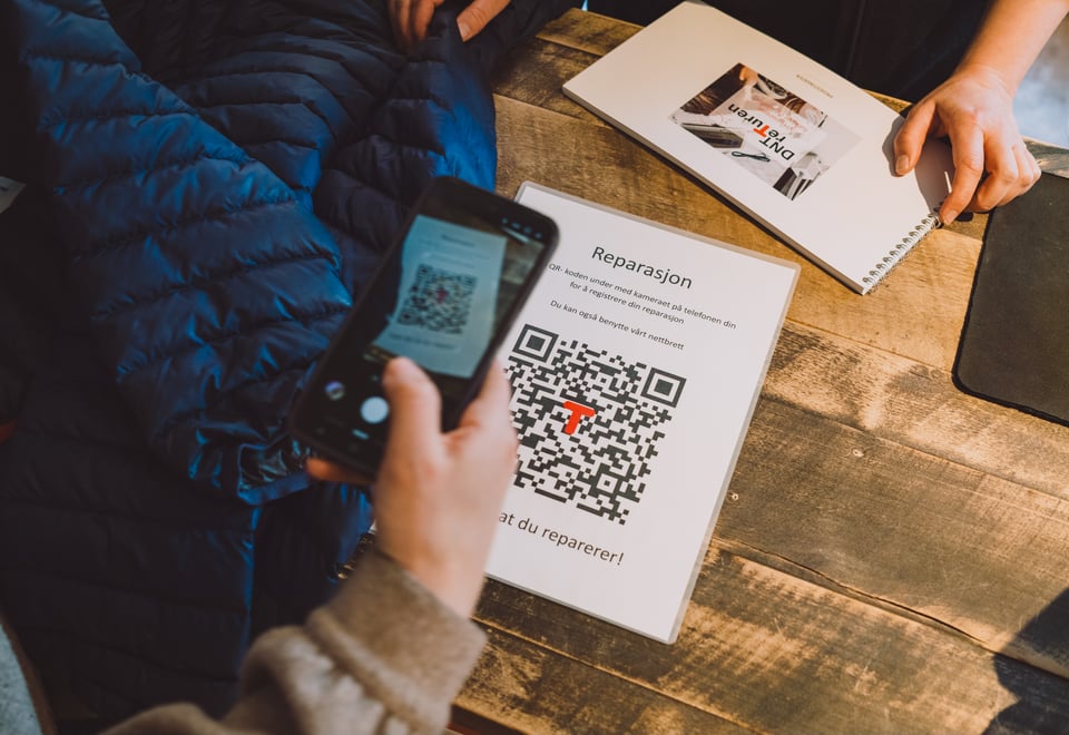 Mobil som scanner en qr- kode