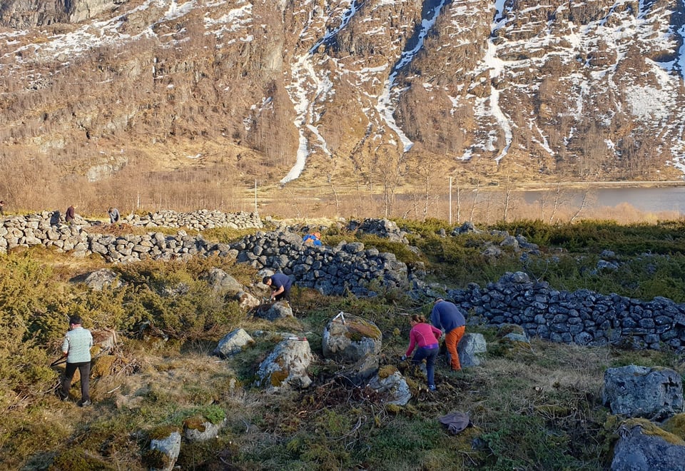 Fleire personer som rydder sprake. Rydder fram ein gamal handelsplass