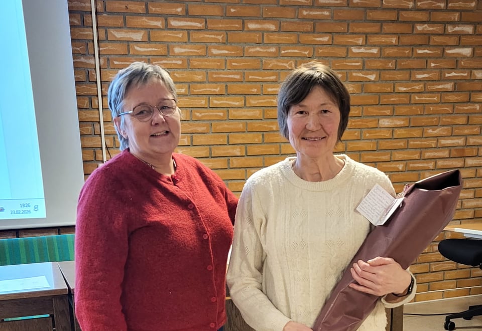 Styremedlem May-Britt takker av leder av turlaget på årsmøtet 23.02.