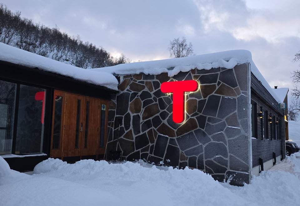 Fasade med stor rød T