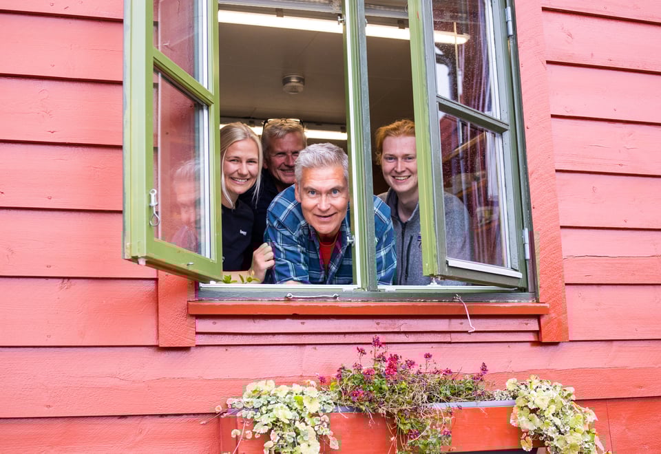 Godt arbeidslag i kjøkkenvinduet