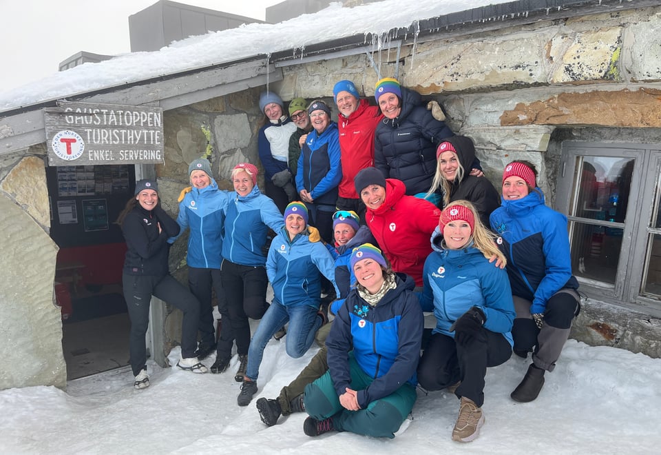 Turlagets frivillige samlet foran Gaustahytta