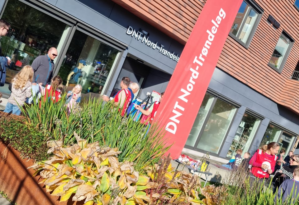 butikfasade med dnt-flagg