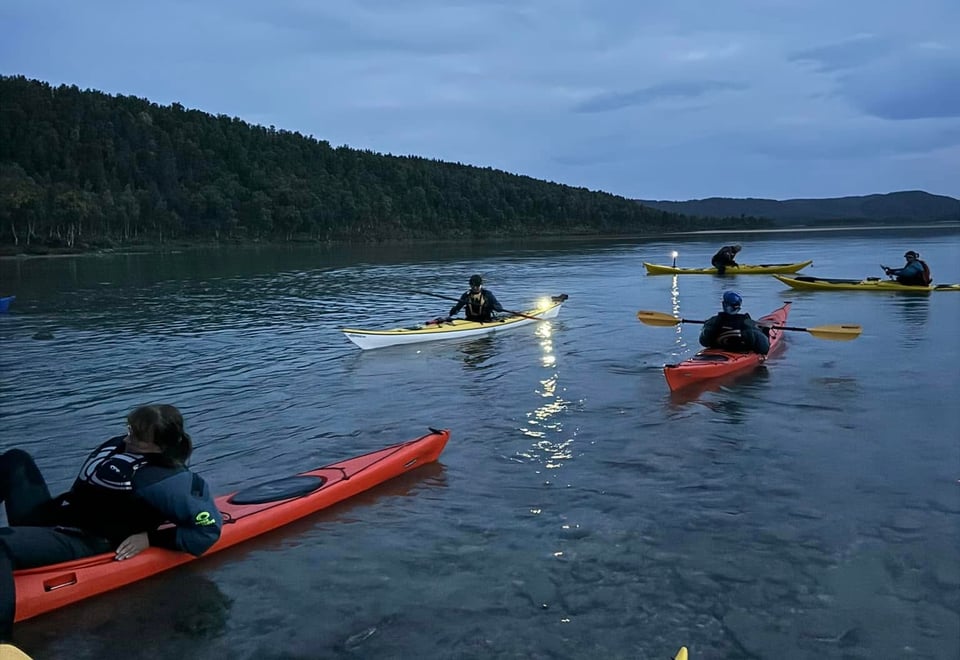 Kajakkpadling i kveldsstemning på Storvatnet. 