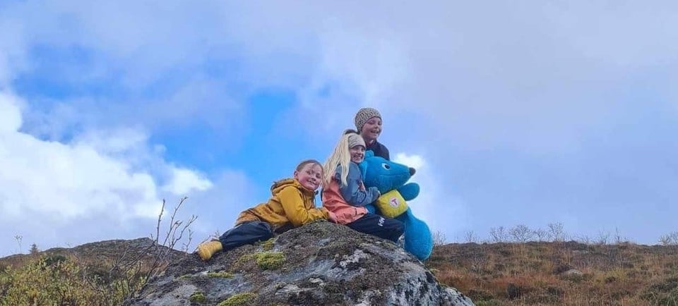 Barn med Turbo-bamse på en stein