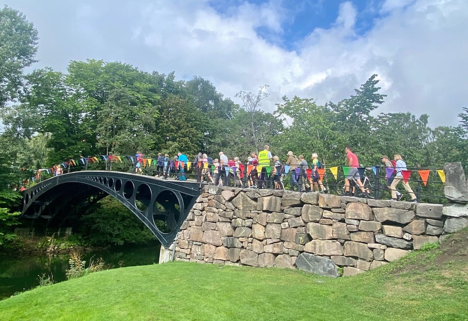 Kulturvandrere over Claude Monets bro i Sandvika