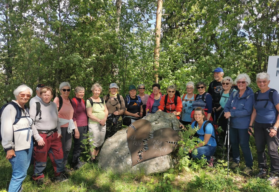 Turgruppe samlet ved en hjertestein