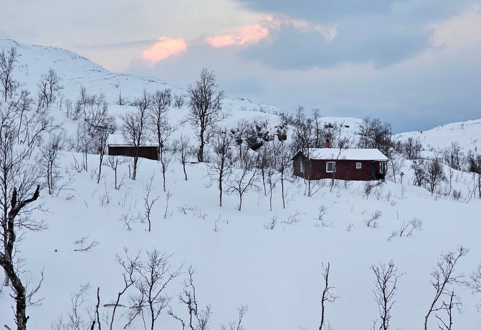 Vinterbilde av turlagshytta Senjabu.