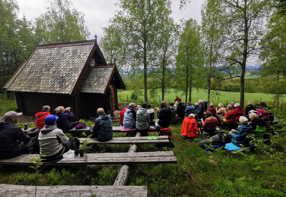 Turgruppe ved kapell