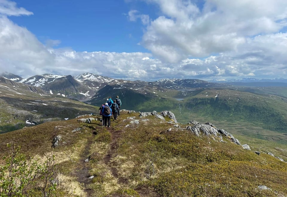 Ei gruppe seniorer på tur til Flobjørn.