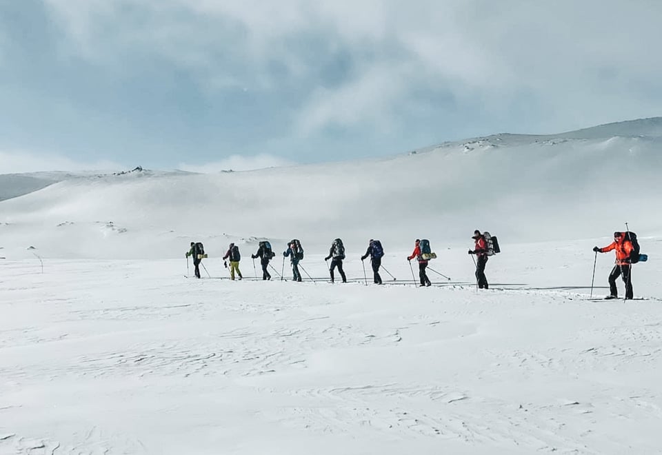 Fjellsportgruppa som står på si i fjellet. Foto.