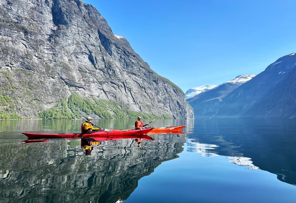 Padlere på speilblank Geirangerfjord