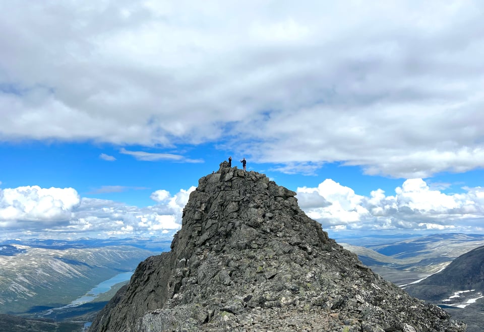 To personer som står på en fjelltopp