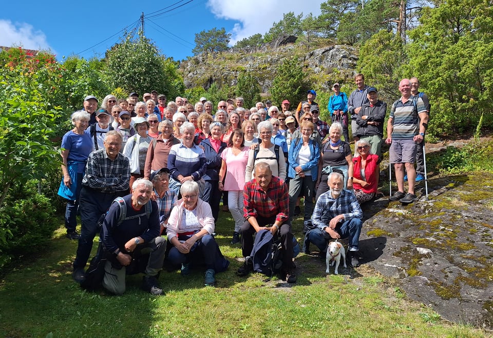 Mange mennesker oppstilt for fotografering 