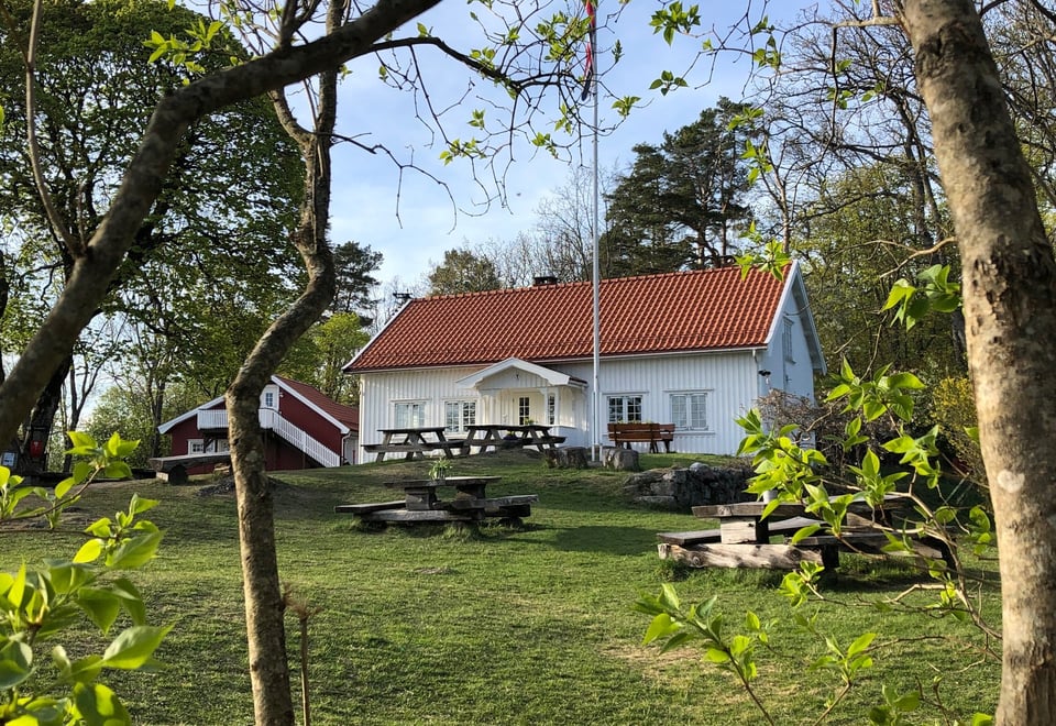 Knudsrød turisthytte ligger idyllisk til i Hortensmarka like øst for Borrevannet.