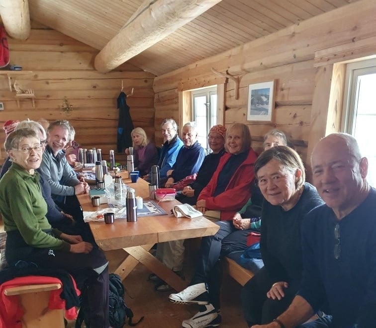 Onsdagsgruppa sitter inne i koia og koser seg.