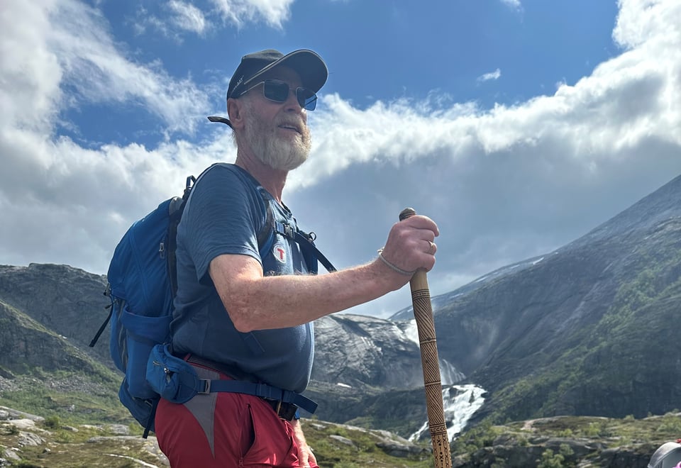 En mann på tur med vandrestav.