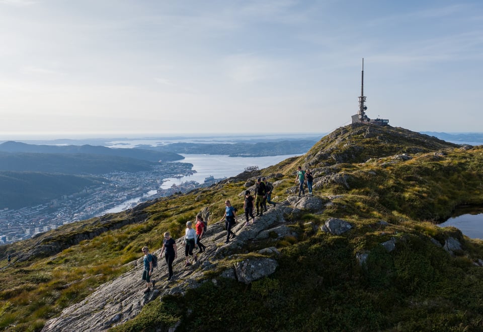 Turfølge går på rad med Ulriksmasten i bakgrunn