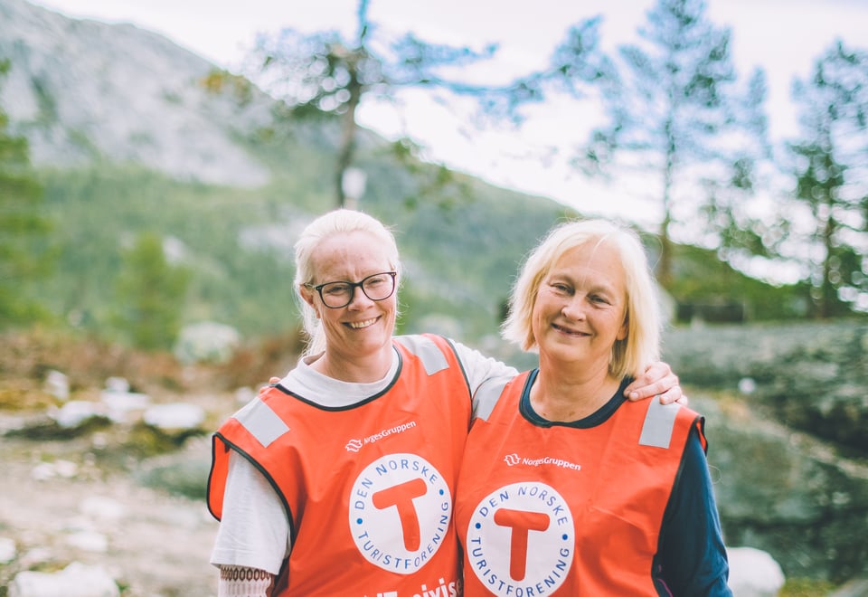 To fornøyde frivillige med Himingen i bakgrunnen.