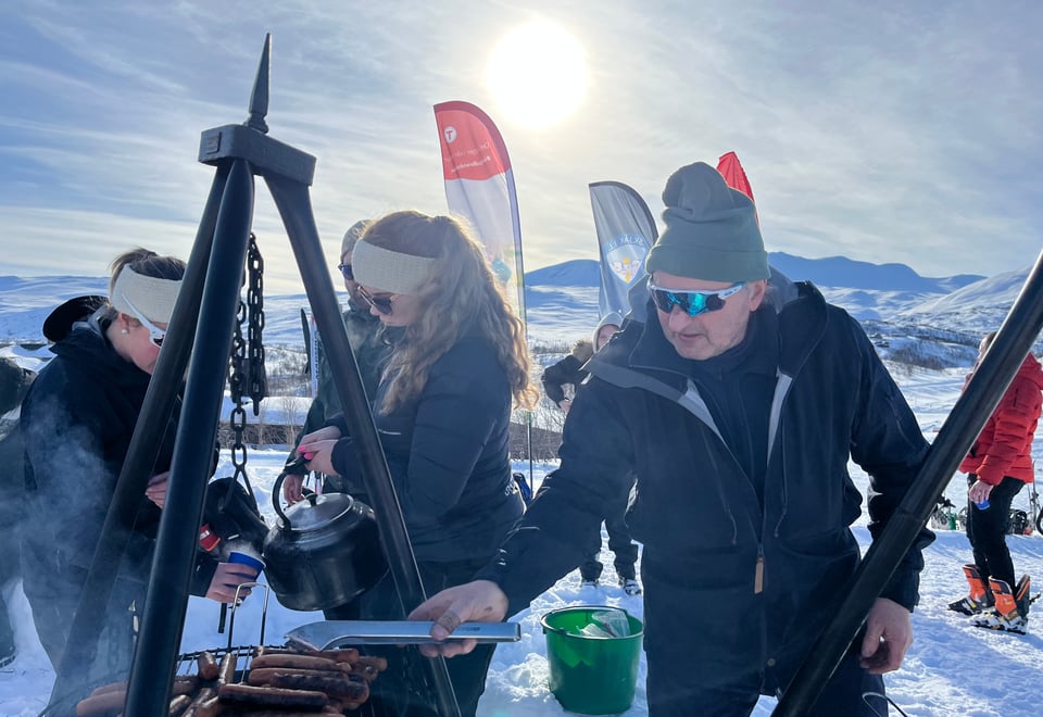 Frivillige som serverer bålkaffe