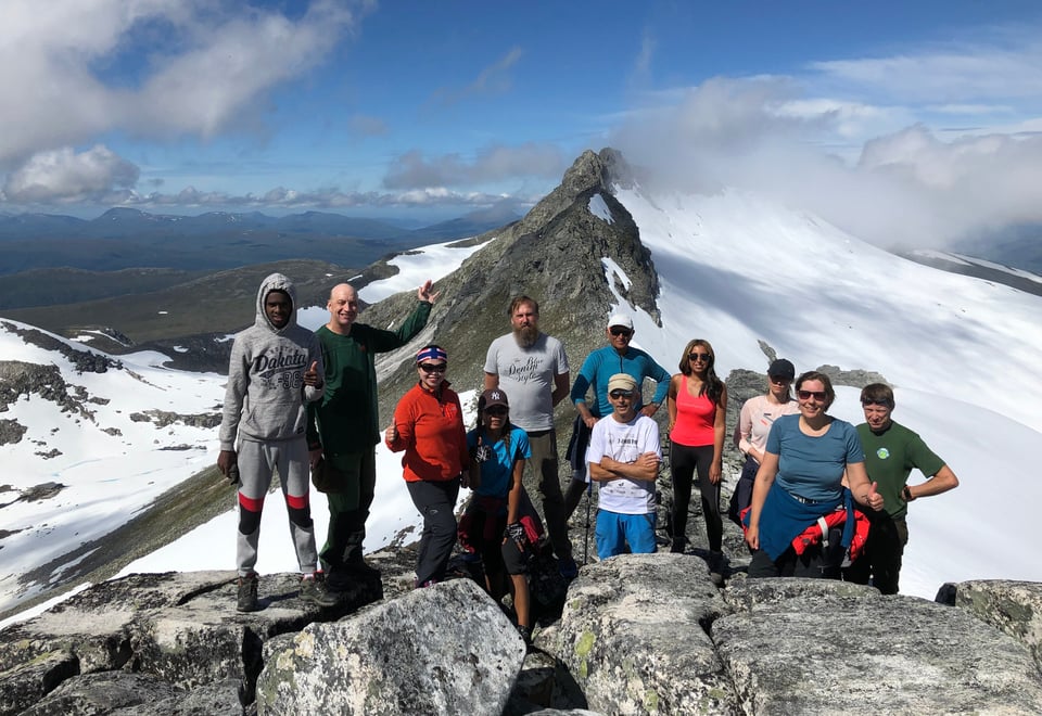 Gruppetur på toppen av fjellet