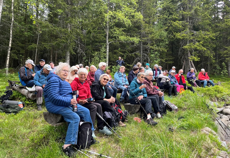 En gjeng eldre mennesker sitter på tur.