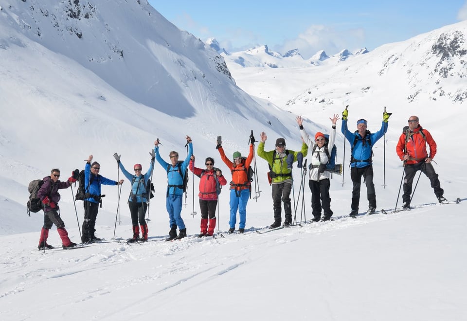 Årdal Turlag på skitur frå Mannsberg til Hjelledalen