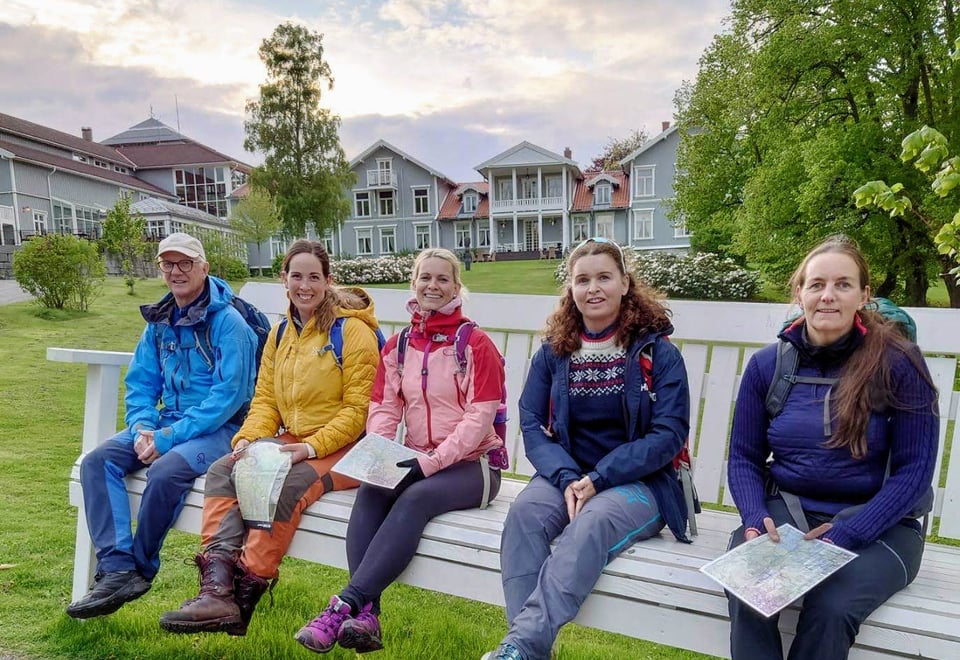 Glade og nyutdannede nærturledere foran Losby gods