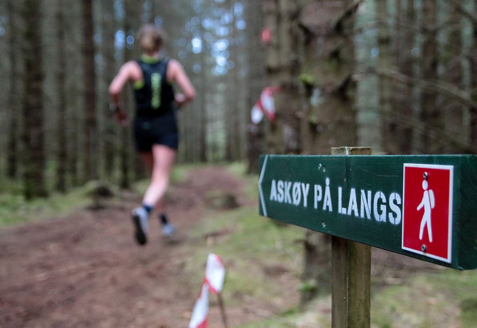 Mann som løper foran Askøy på langs skilt