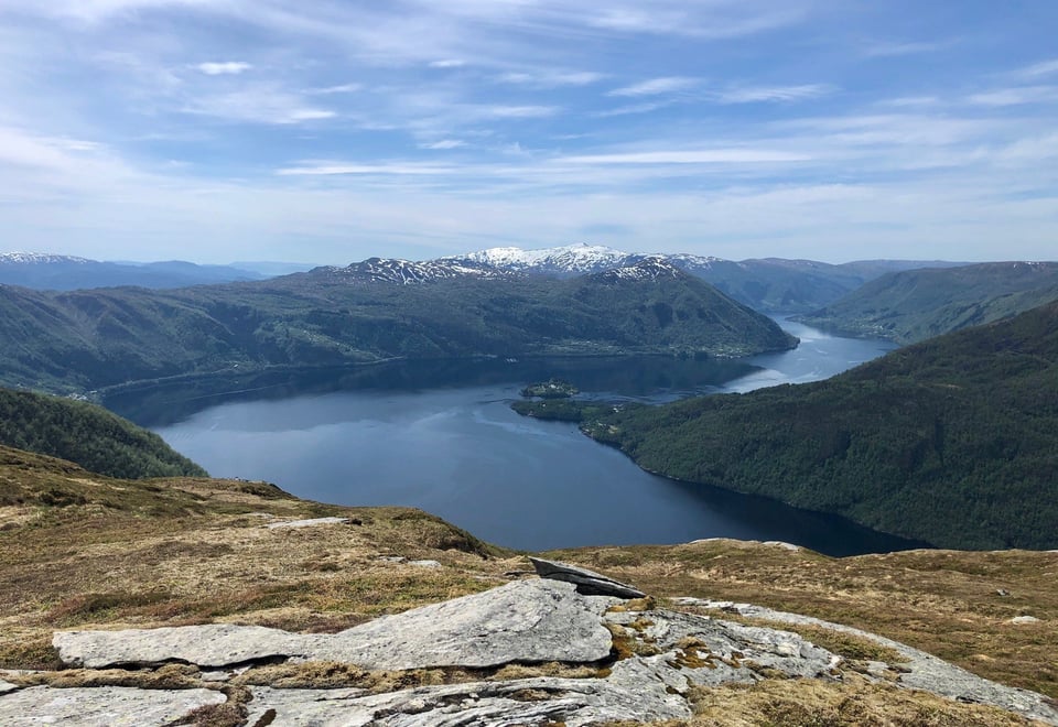 Utsikt over fjord og fjell.
