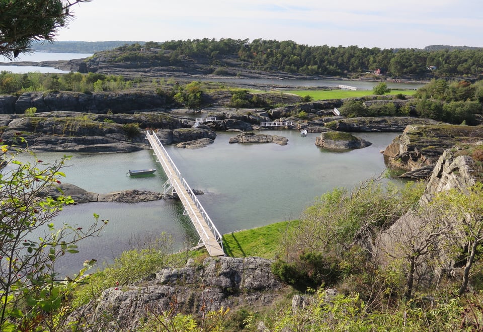 Gangbru over vannet ved Langesund bad