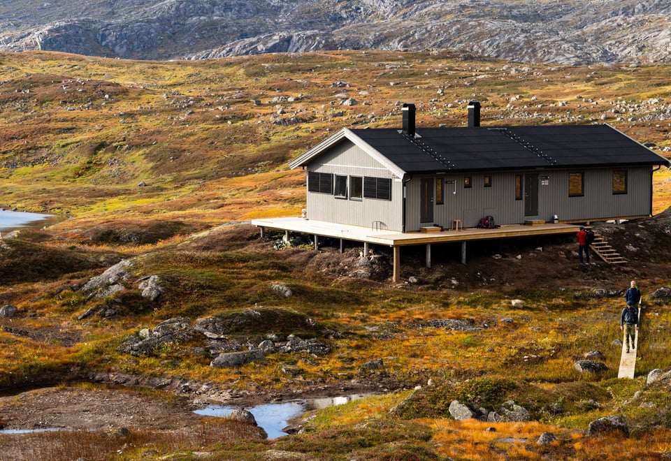 Hytte i høstlandskap på fjellet