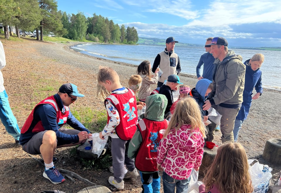 Barnefamilier på tur ved Mjøsa.