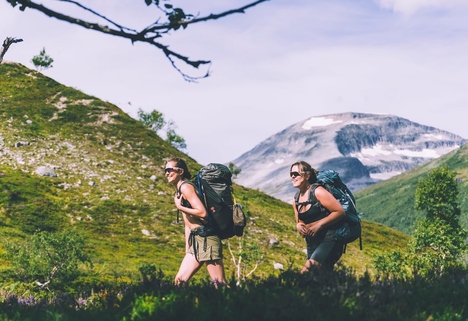 To damer med sekk på fjelltur