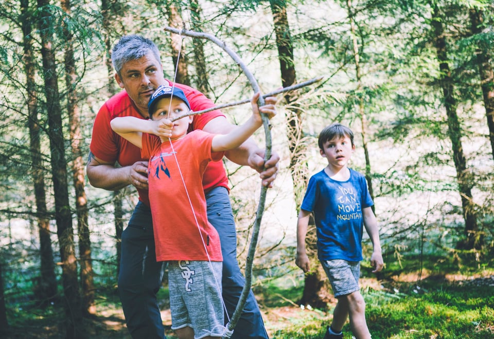 Tor Arne Hitland og barna i forbindelse med filminnspilling i Bergen.