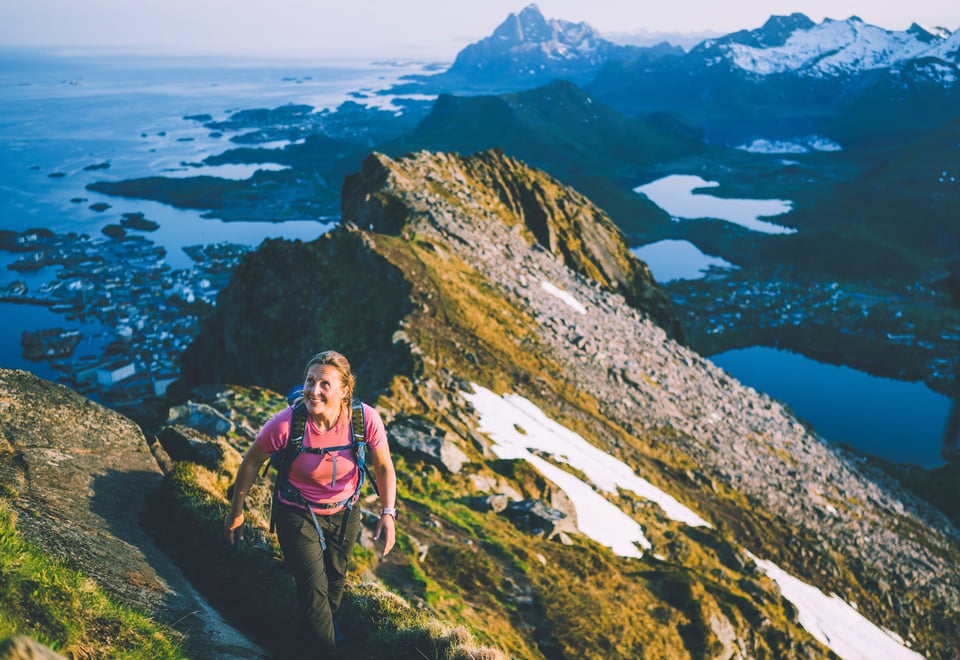 Dame går på fjell i Lofoten
