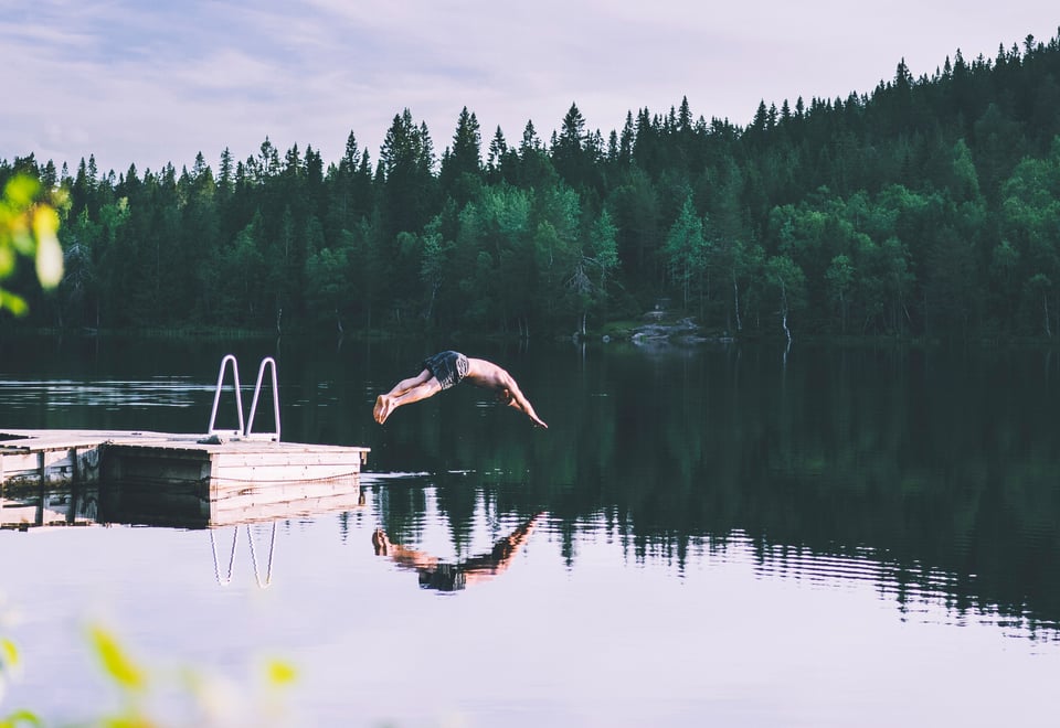 En person som stuper ut i et tjern