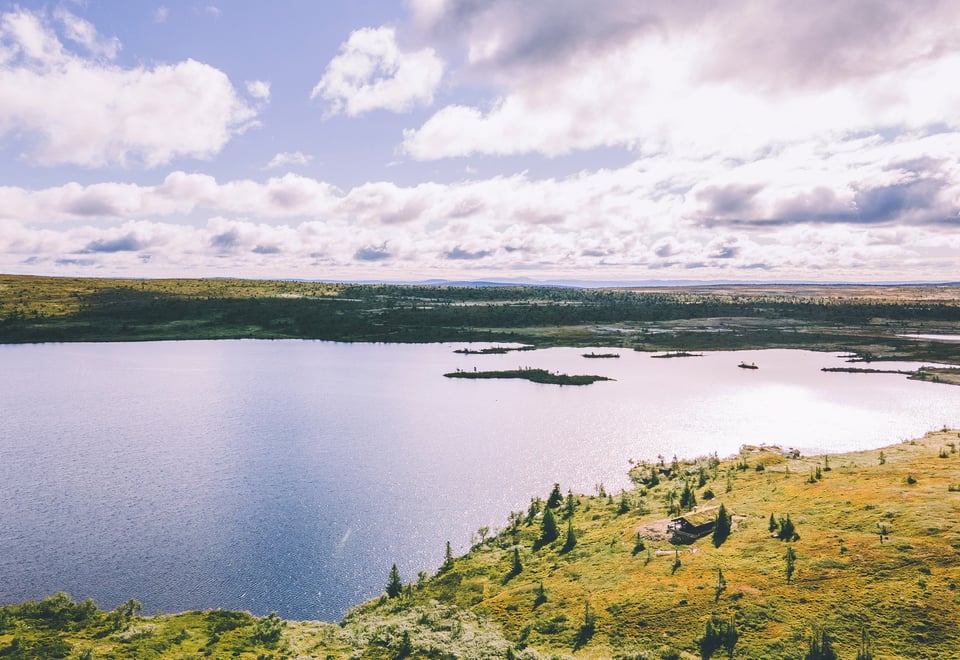Dronebilde av et fjellvann