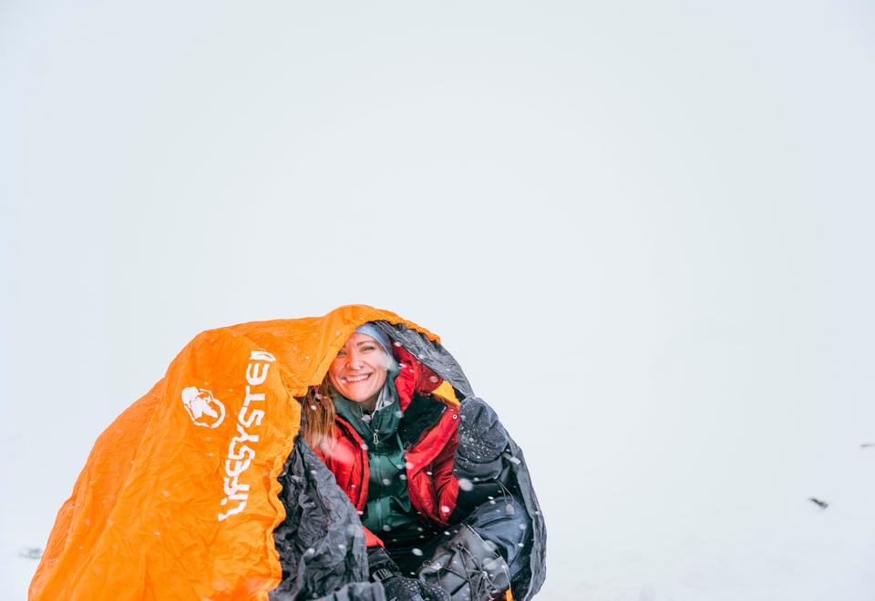 Dame i vindsekk i snøen
