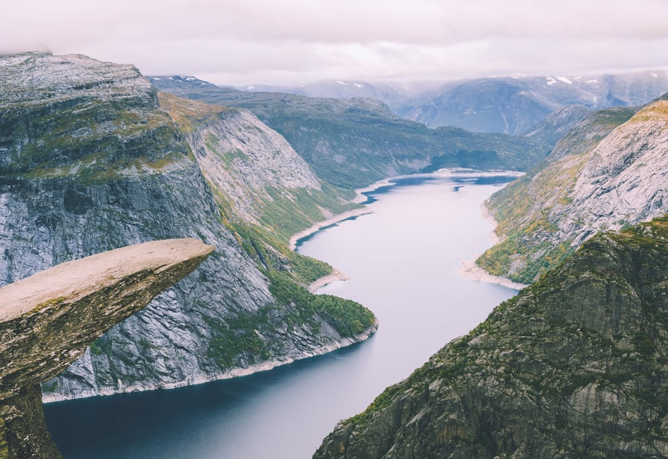 Utsikt til den merkverdige Trolltunga og den mektige fjorden i bakgrunnen.
