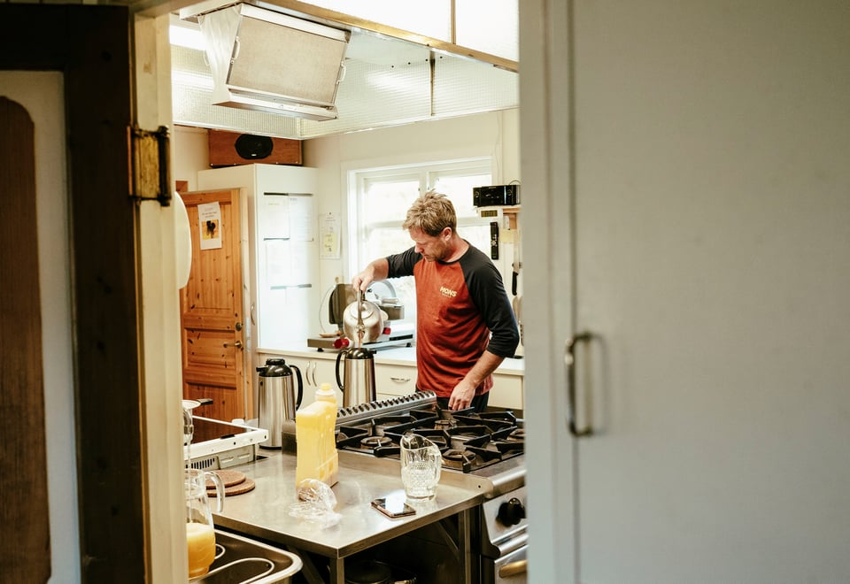 Reportasjetur over Hardangervidda i forbindelse med jubileumsbok om Litlos turisthytte. Bestyrer Jarle Viskjær gjør klar frokost for gjestene. 