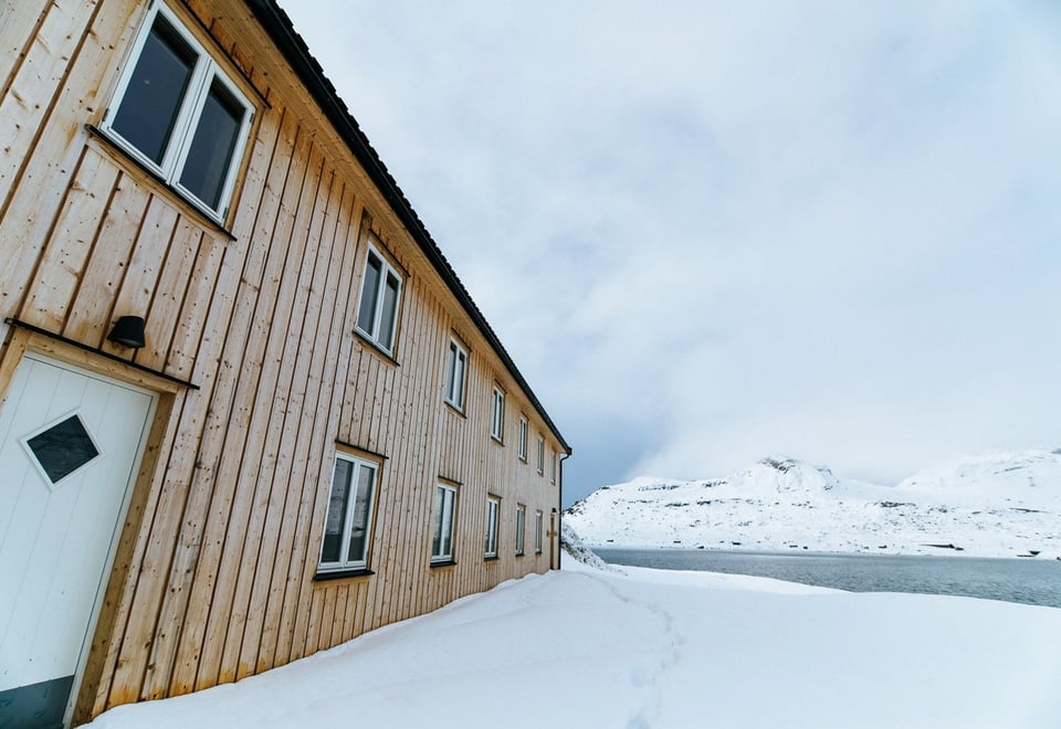 Trebygg med snø foran