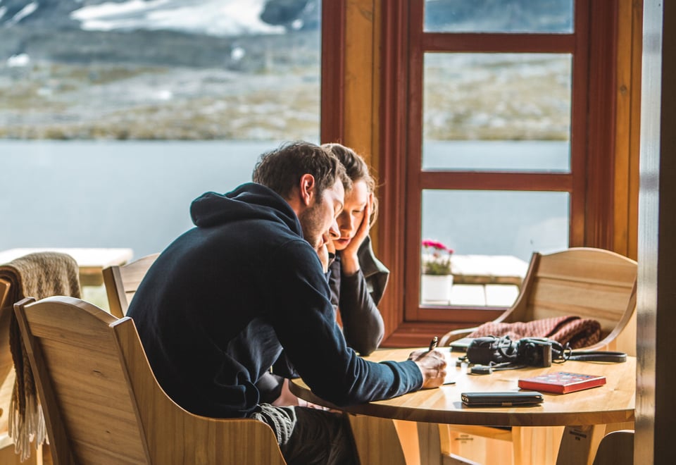 To yatzyspillere inne i stua på Finsehytta