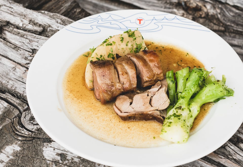 Tallerken med mat, grønnsaker og saus