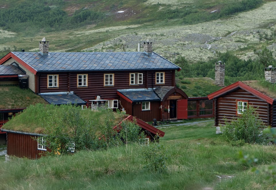 hytte i grønne omgivelser