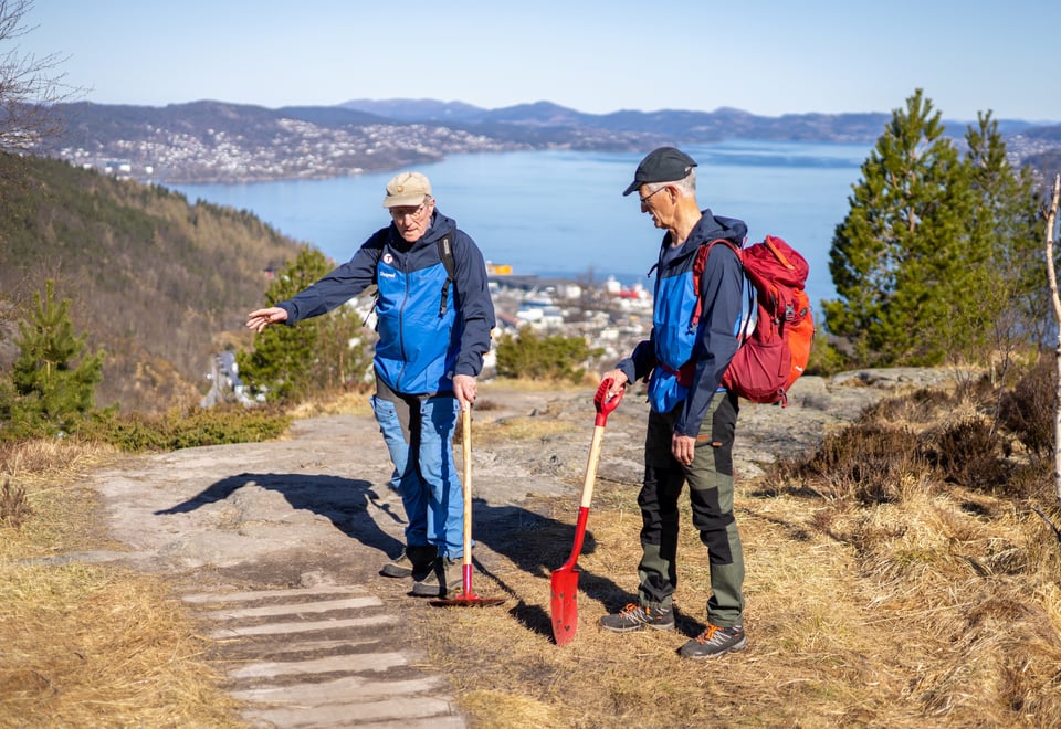 Bynær Dugnadsgruppe rydder 7-fjellstraséen mellom Melkeplassen og Løvstakken, 20. april 2023.