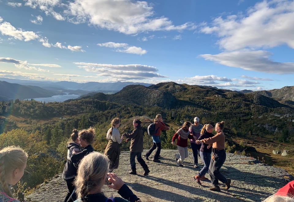 Bilde frå tur til Dansarstein og Heidalsnutane med stutdentar frå USN