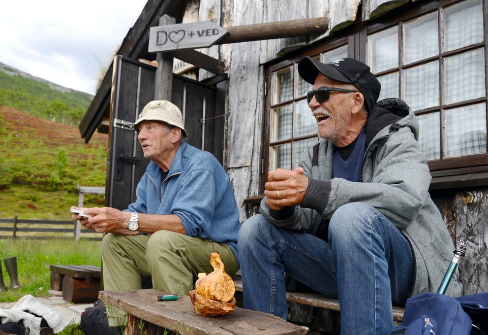 Tore Buraas (t.v.) og Ingolf Olsen nyter ettermiddagen utenfor Gammelsetra på Nord-Møre.