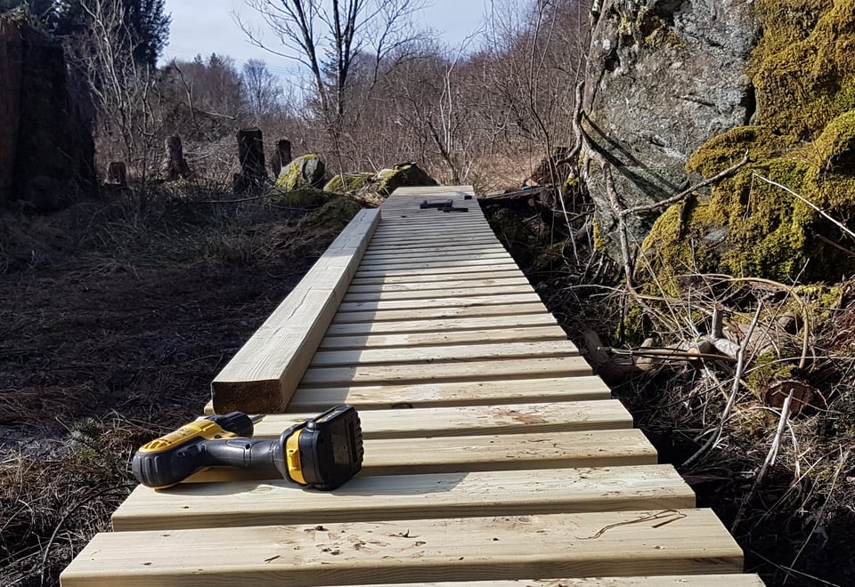 Klopp på en sti. En drill oppå kloppen. Foto 