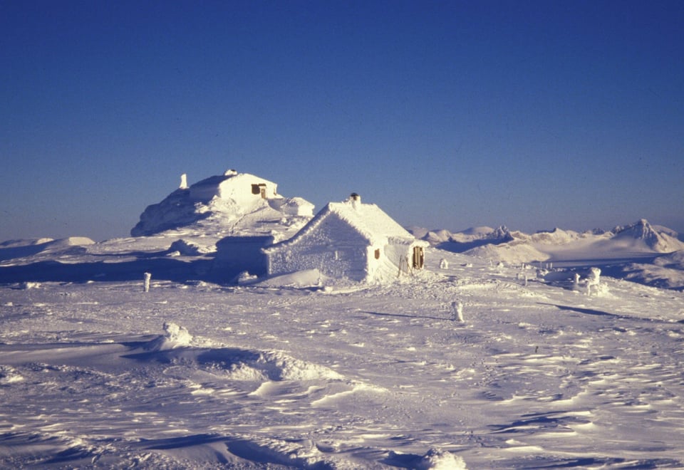 Fannaråkhytta helt dekket i snø etter en snøstorm.